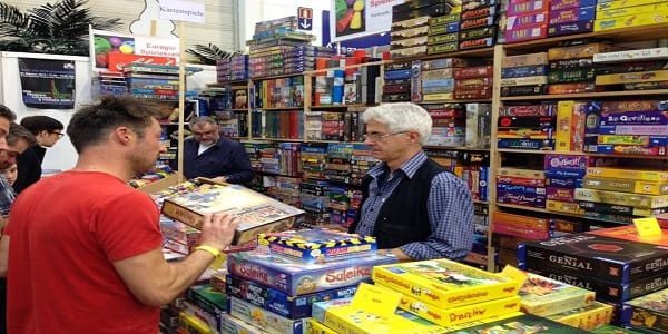 Fantasy Flight Games e Asmodee Group anunciam sua fusão Feira de Essen 2013 logo